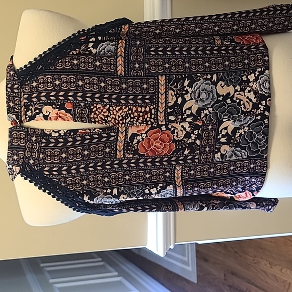 Cold shoulder bubble hem 3/4 sleeve blouse NY&co - Picture 6 of 7